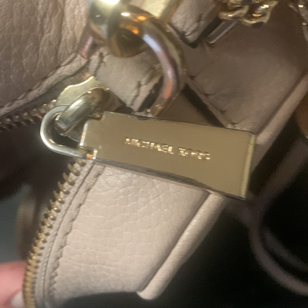 Previously loved, Michael Kors crossbody, light pink, gently used - Picture 4 of 10